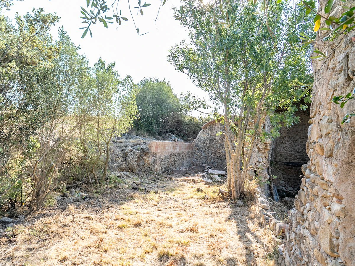 1645 - Masia para rehabilitar en el Empordà con 12 hectáreas de cultivo y 9 ha de bosque