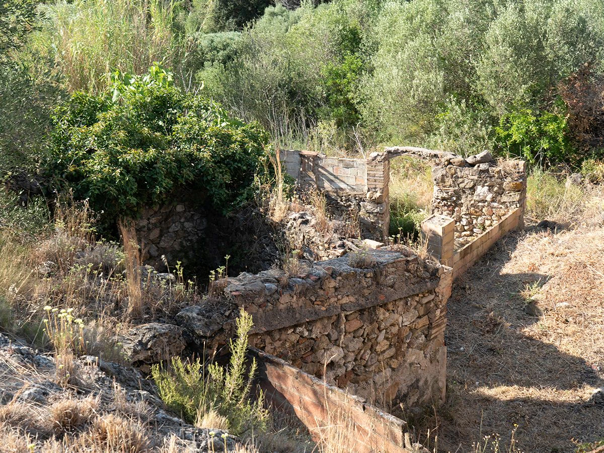 1645 - Masia para rehabilitar en el Empordà con 12 hectáreas de cultivo y 9 ha de bosque