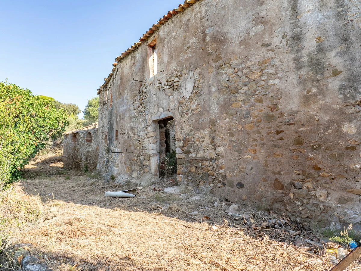 1645 - Masia para rehabilitar en el Empordà con 12 hectáreas de cultivo y 9 ha de bosque