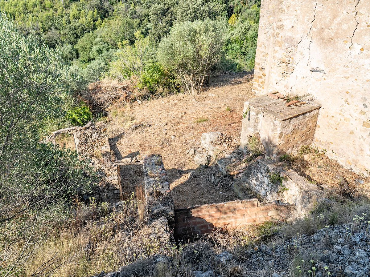 1645 - Masia para rehabilitar en el Empordà con 12 hectáreas de cultivo y 9 ha de bosque