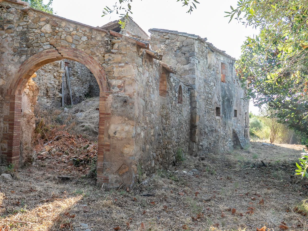 1645 - Masia para rehabilitar en el Empordà con 12 hectáreas de cultivo y 9 ha de bosque