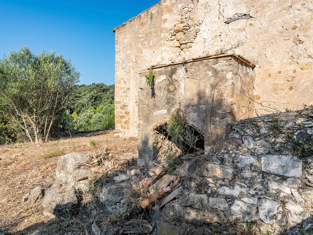 1645 - Masia para rehabilitar en el Empordà con 12 hectáreas de cultivo y 9 ha de bosque