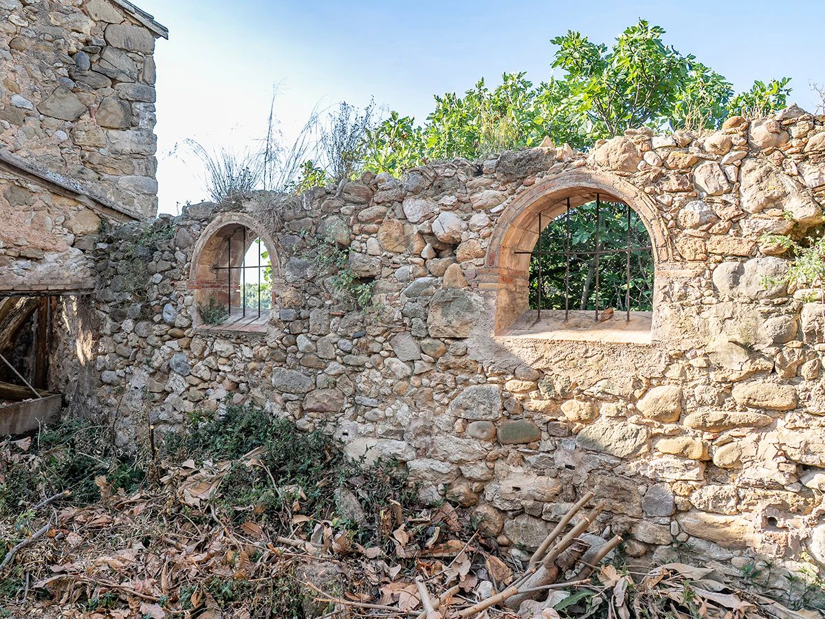 1645 - Masia para rehabilitar en el Empordà con 12 hectáreas de cultivo y 9 ha de bosque