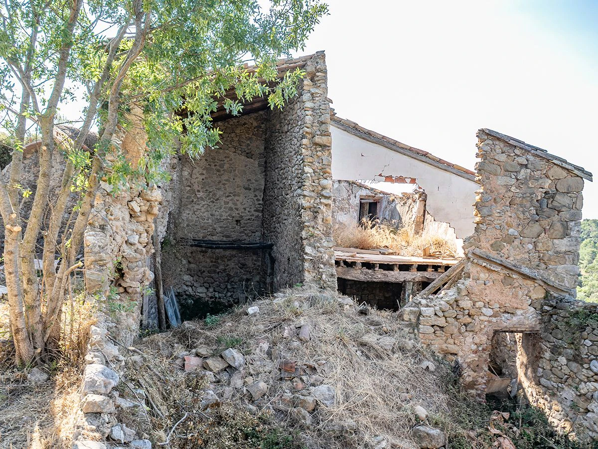 1645 - Masia para rehabilitar en el Empordà con 12 hectáreas de cultivo y 9 ha de bosque