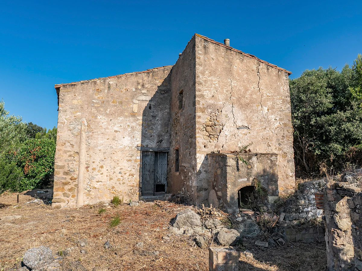 1645 - Masia para rehabilitar en el Empordà con 12 hectáreas de cultivo y 9 ha de bosque
