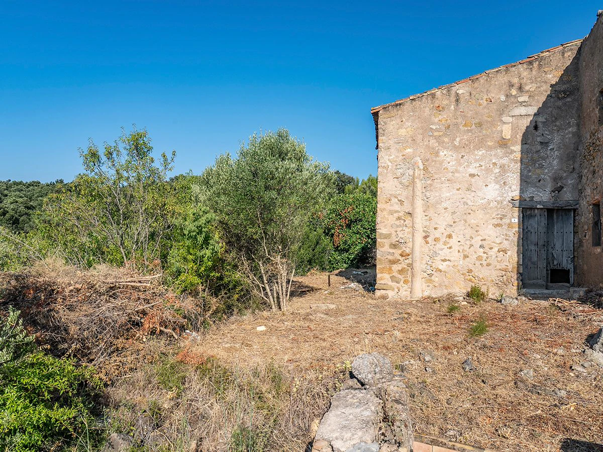 1645 - Masia para rehabilitar en el Empordà con 12 hectáreas de cultivo y 9 ha de bosque
