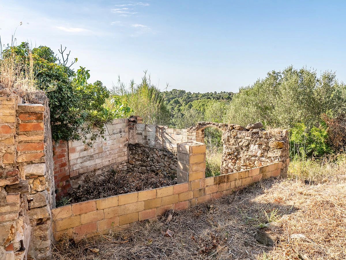 1645 - Masia para rehabilitar en el Empordà con 12 hectáreas de cultivo y 9 ha de bosque