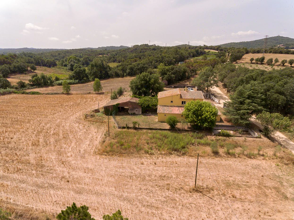 9769 - Masia en venda amb paller a prop del poble