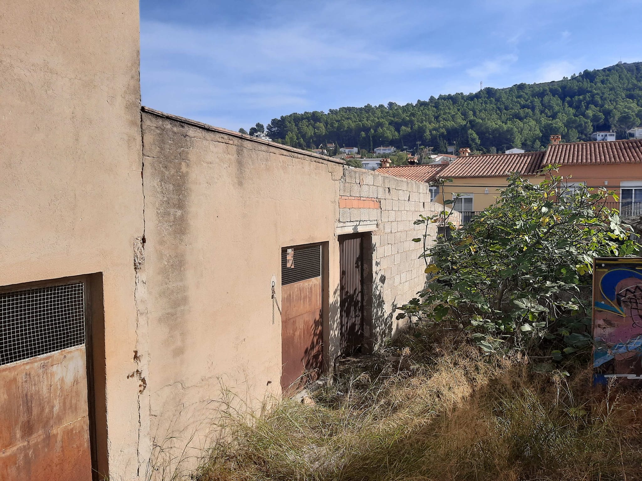Terreno con caseta y corral