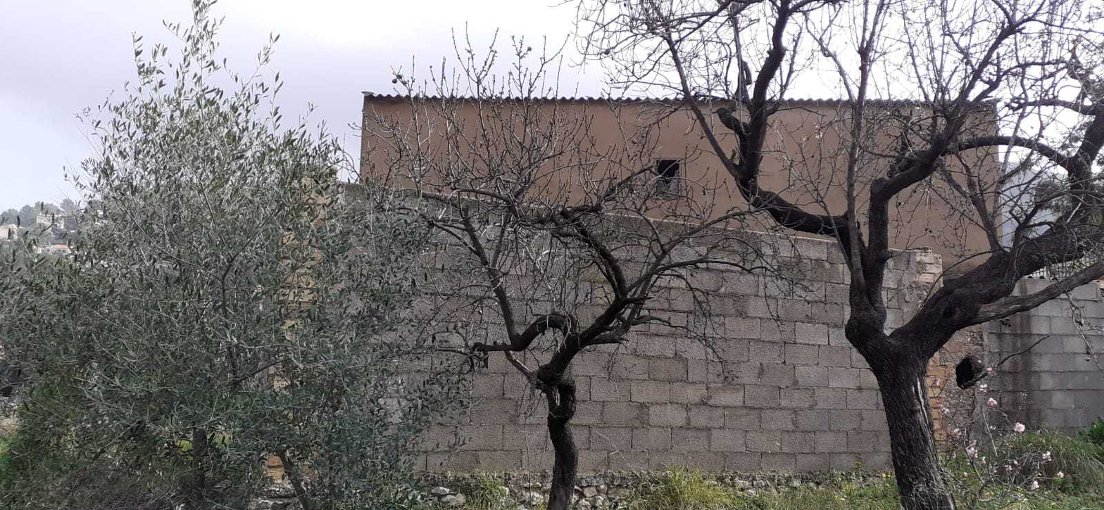 Terreno con caseta y corral