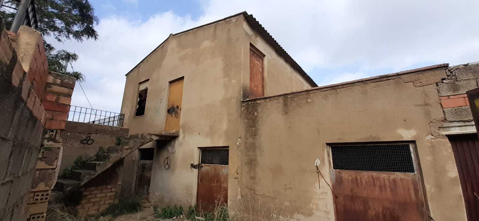 Terreno con caseta y corral
