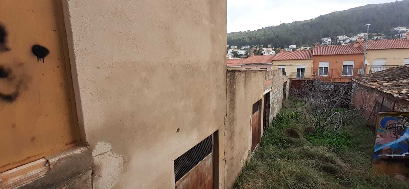 Terreno con caseta y corral