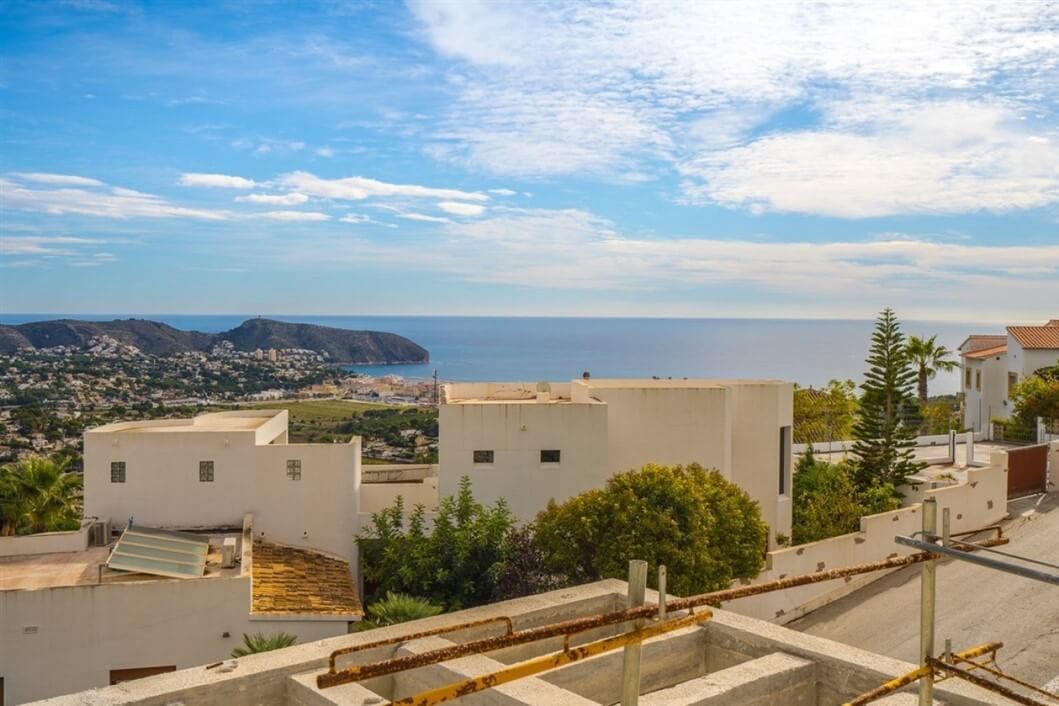 Villa en construcción de lujo y estilo moderno con preciosas vistas al mar en Moraira.