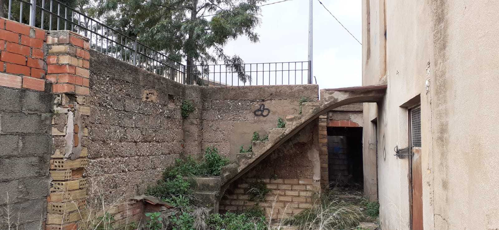 Terreno con caseta y corral