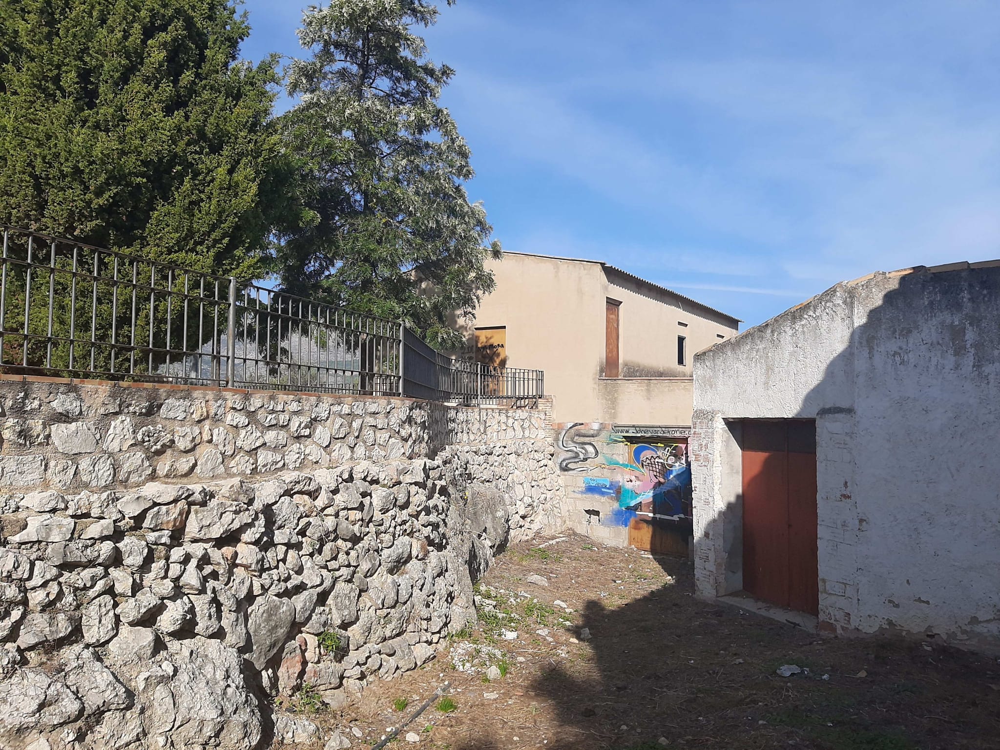 Terreno con caseta y corral
