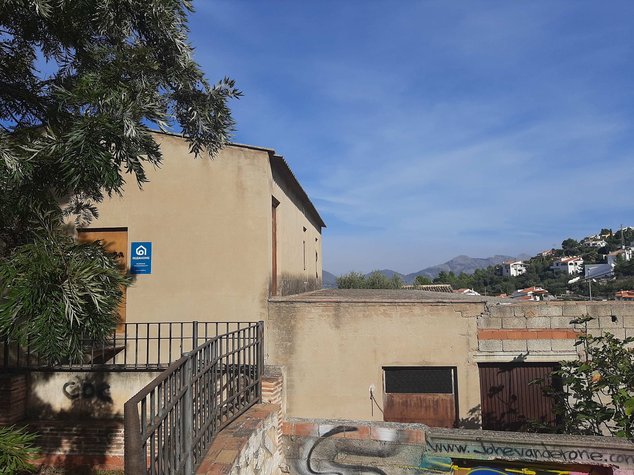 Terreno con caseta y corral