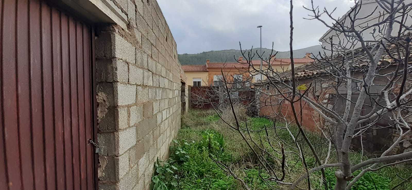 Terreno con caseta y corral