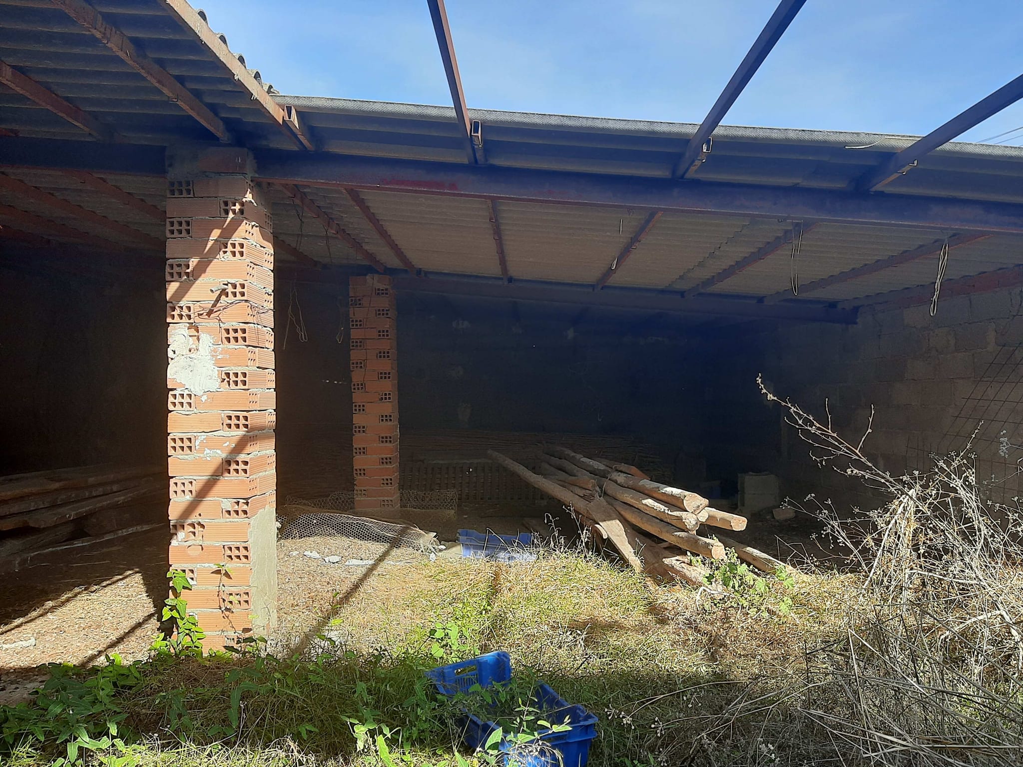 Terreno con caseta y corral