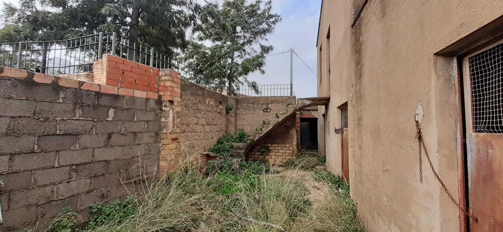 Terreno con caseta y corral