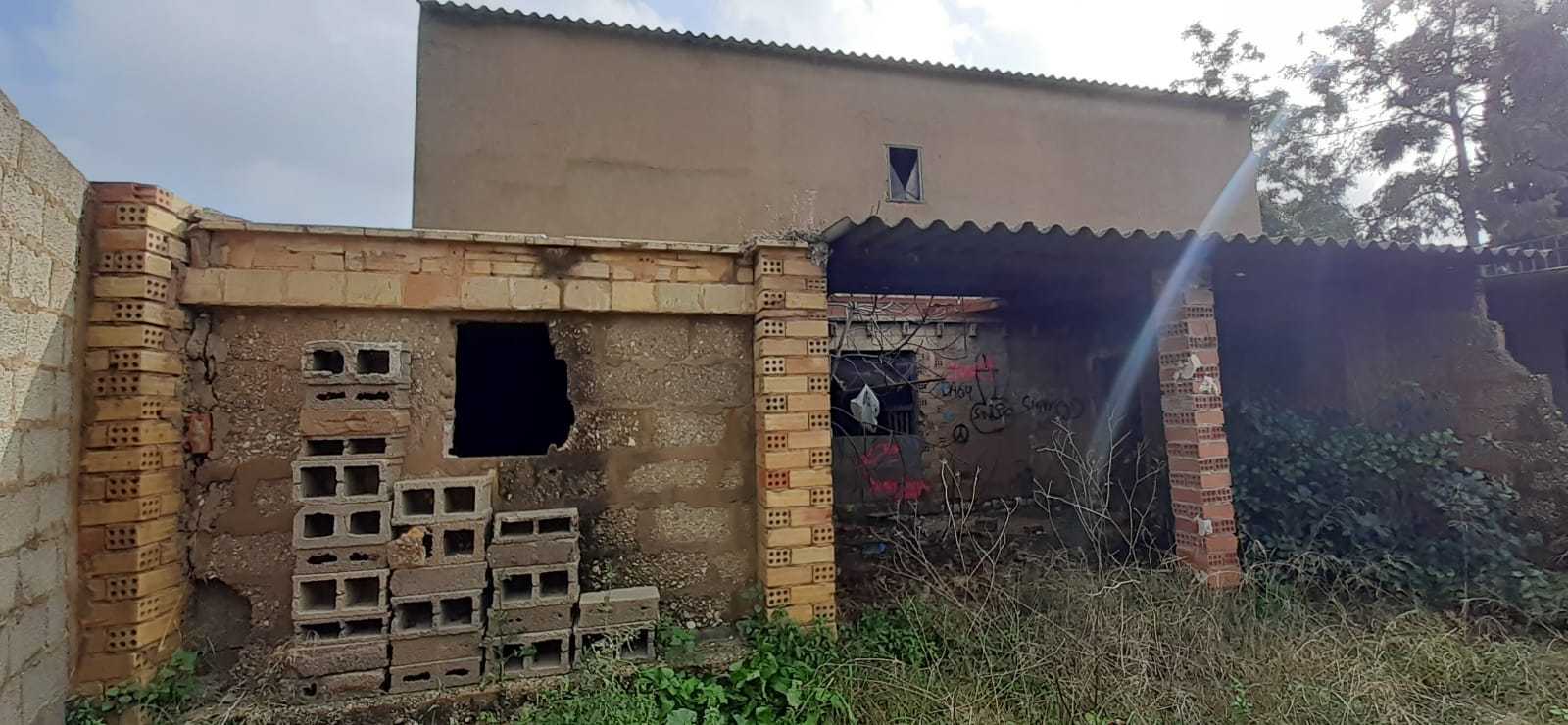 Terreno con caseta y corral