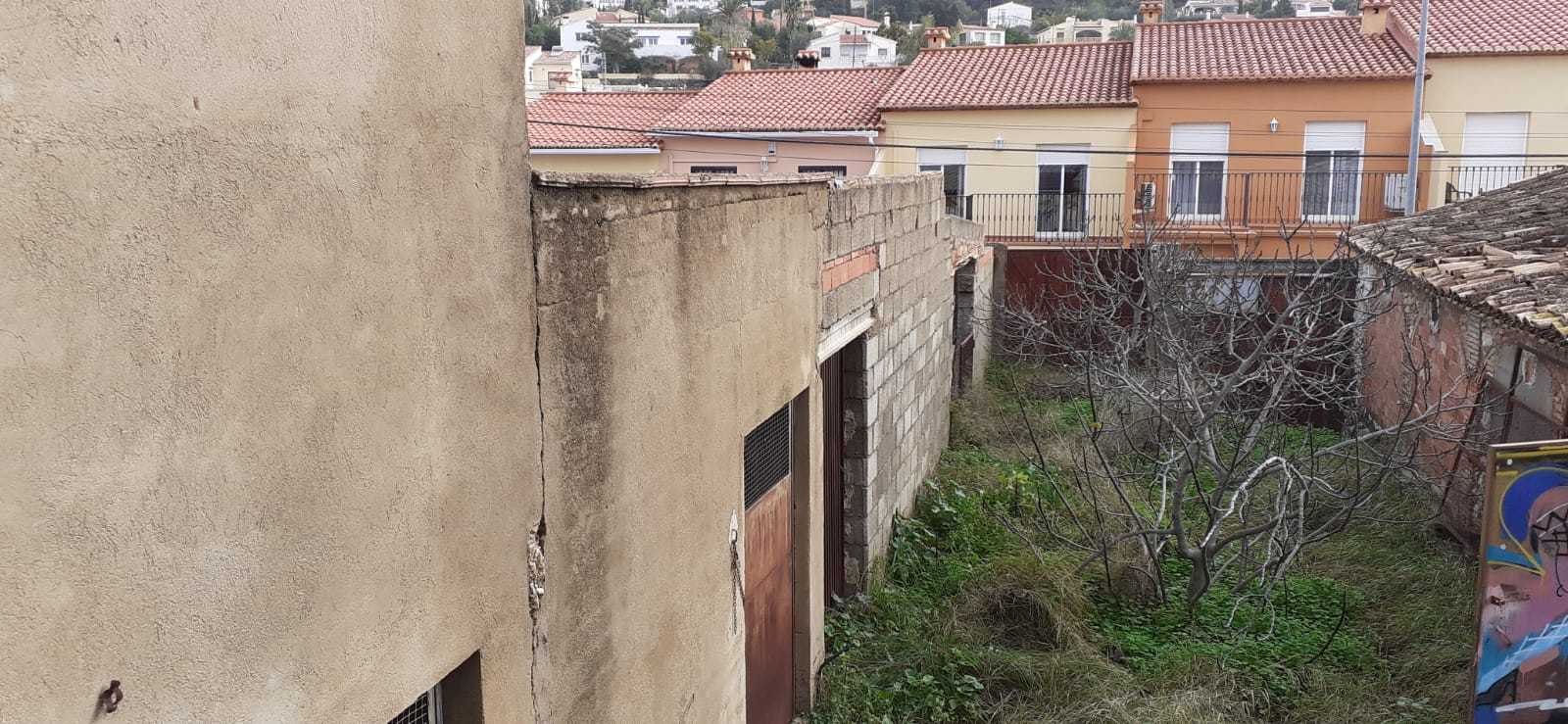 Terreno con caseta y corral