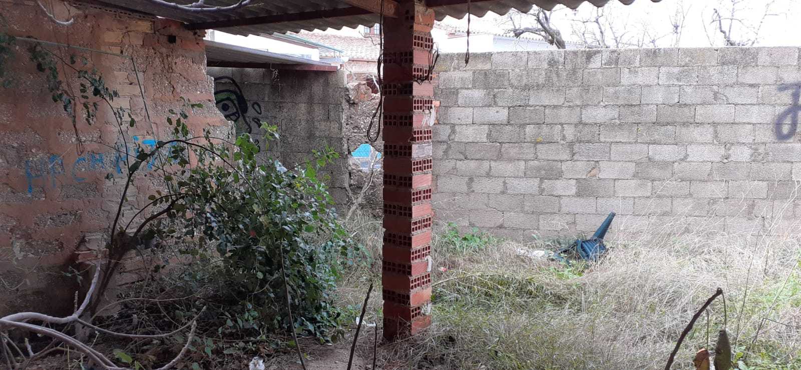 Terreno con caseta y corral