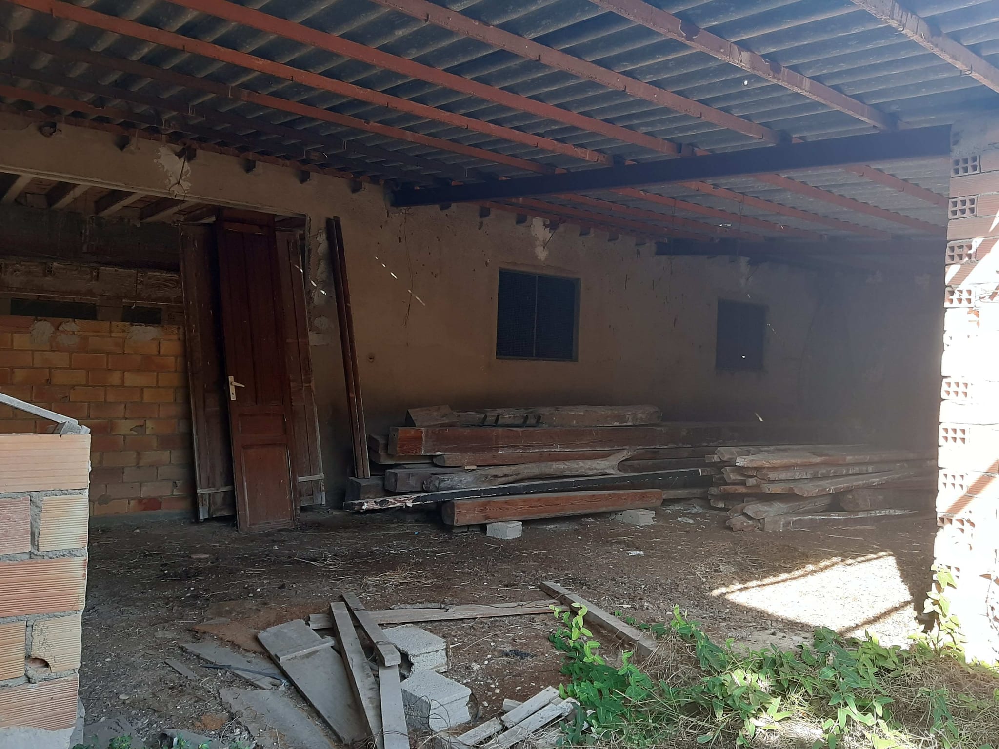Terreno con caseta y corral