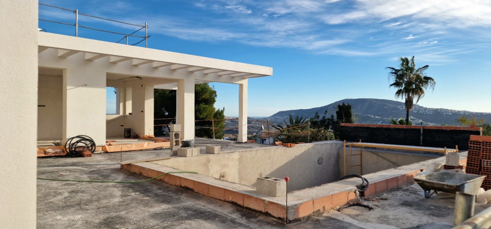 Villa en construcción de lujo y estilo moderno con preciosas vistas al mar en Moraira.