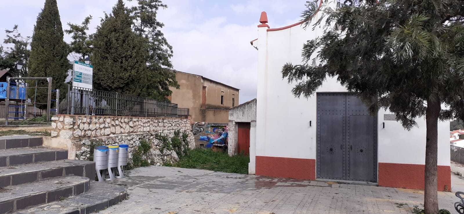 Terreno con caseta y corral
