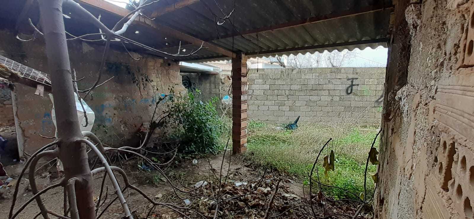 Terreno con caseta y corral