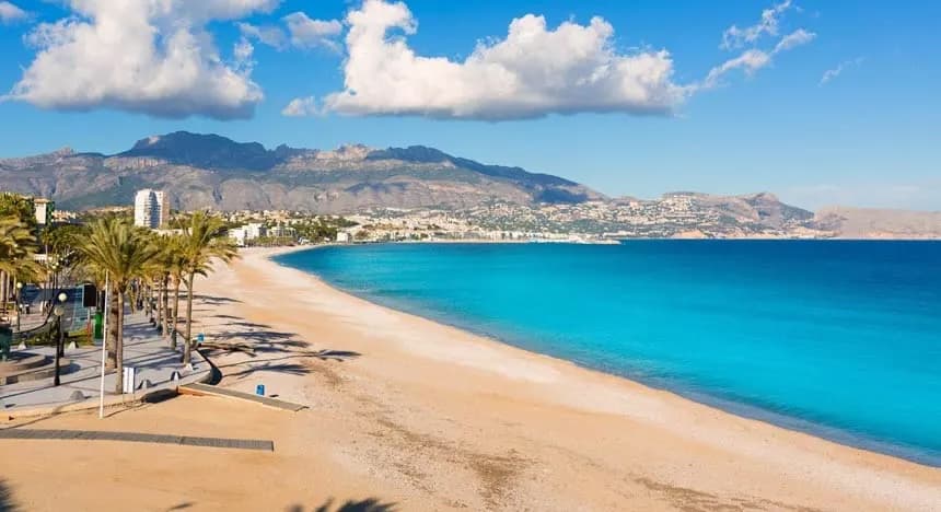 Ein sonniger Strand in Spanien, ideal für Rentner.