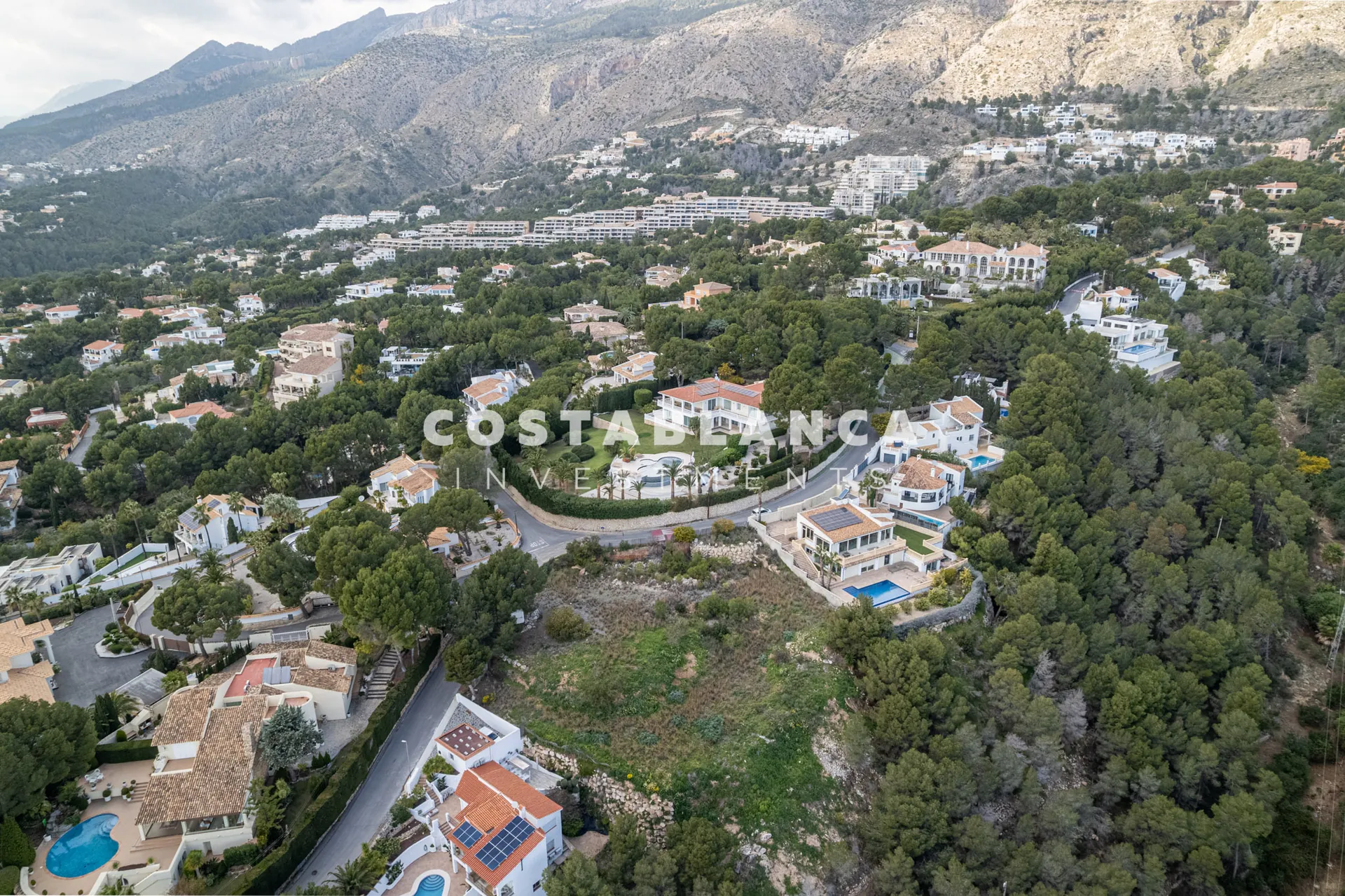 Prime perceel van 3300m2 met uitzicht op zee te koop in Altea La Vella
