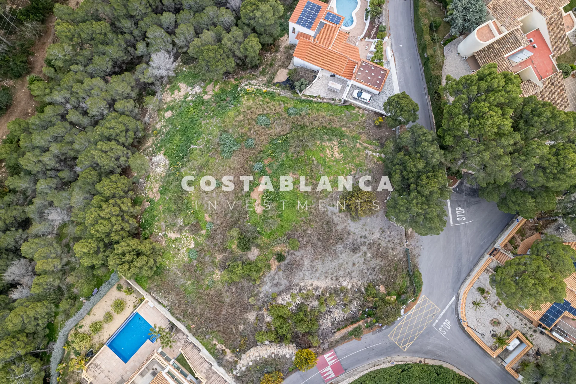 Prime perceel van 3300m2 met uitzicht op zee te koop in Altea La Vella