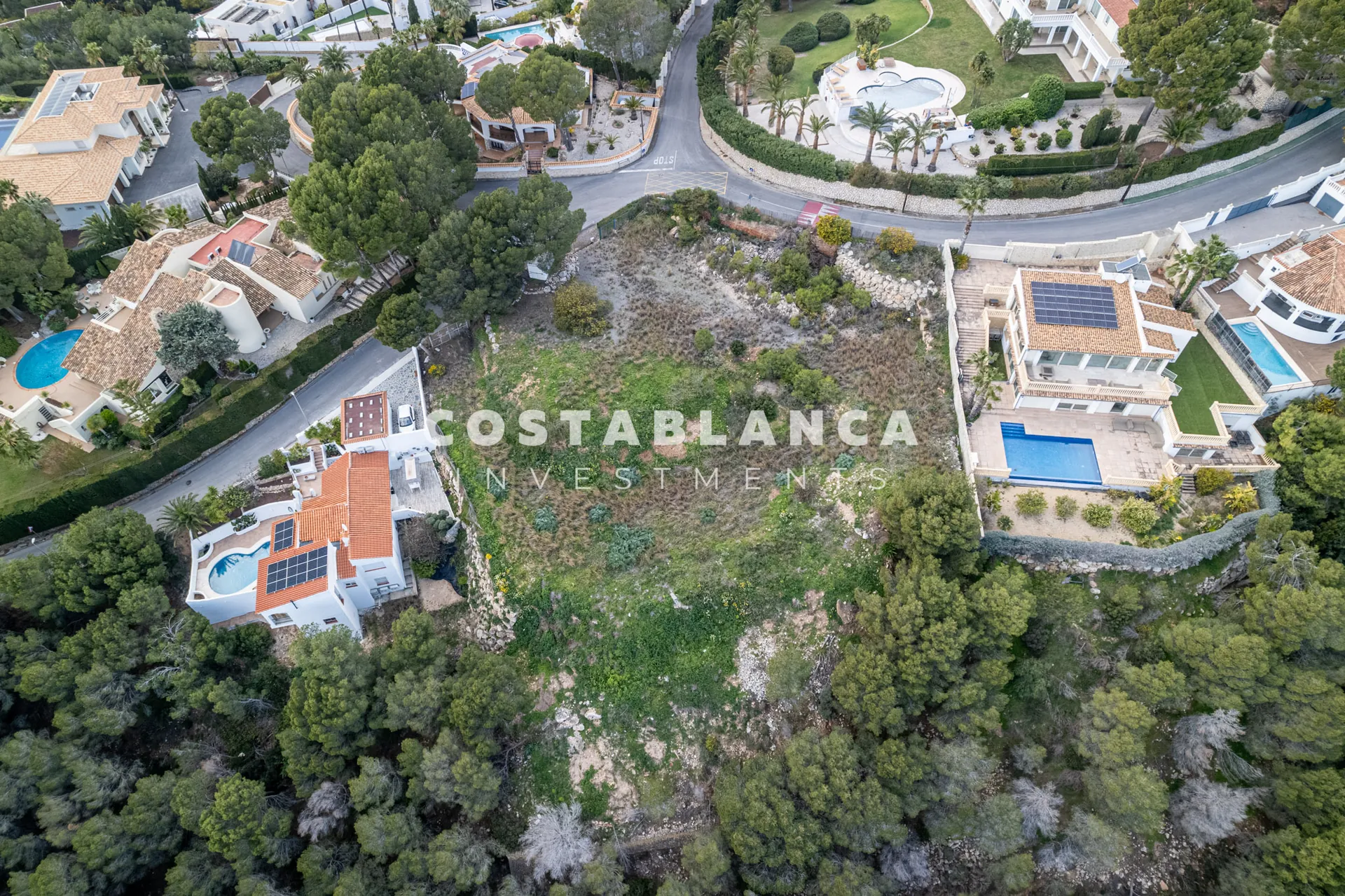 Prime perceel van 3300m2 met uitzicht op zee te koop in Altea La Vella
