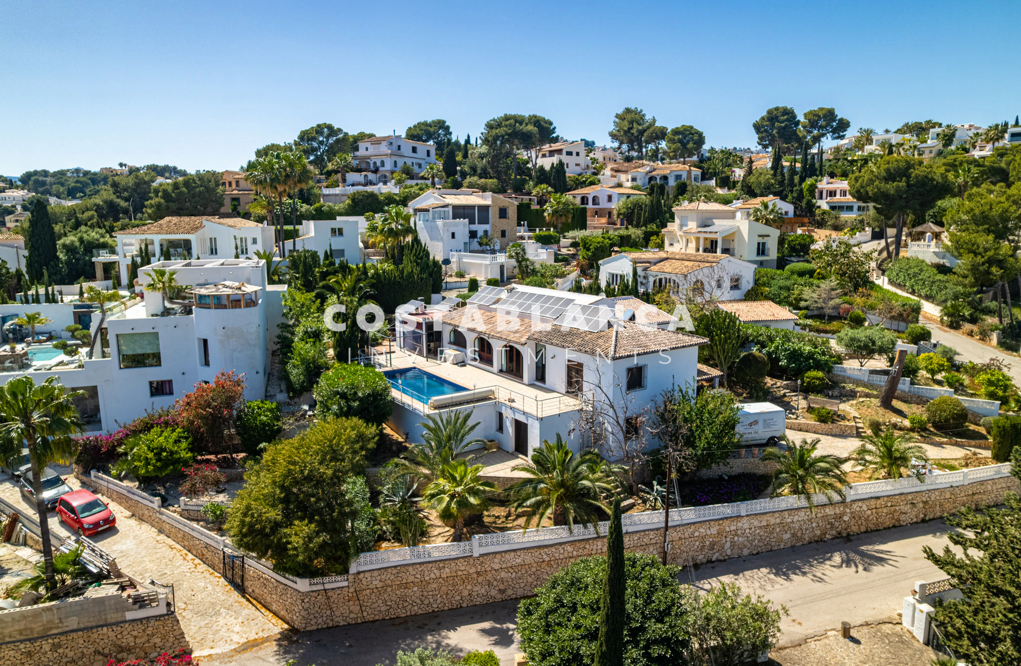 Współczesna willa w stylu śródziemnomorskim z podgrzewanym basenem i otwartymi widokami na sprzedaż w Moraira