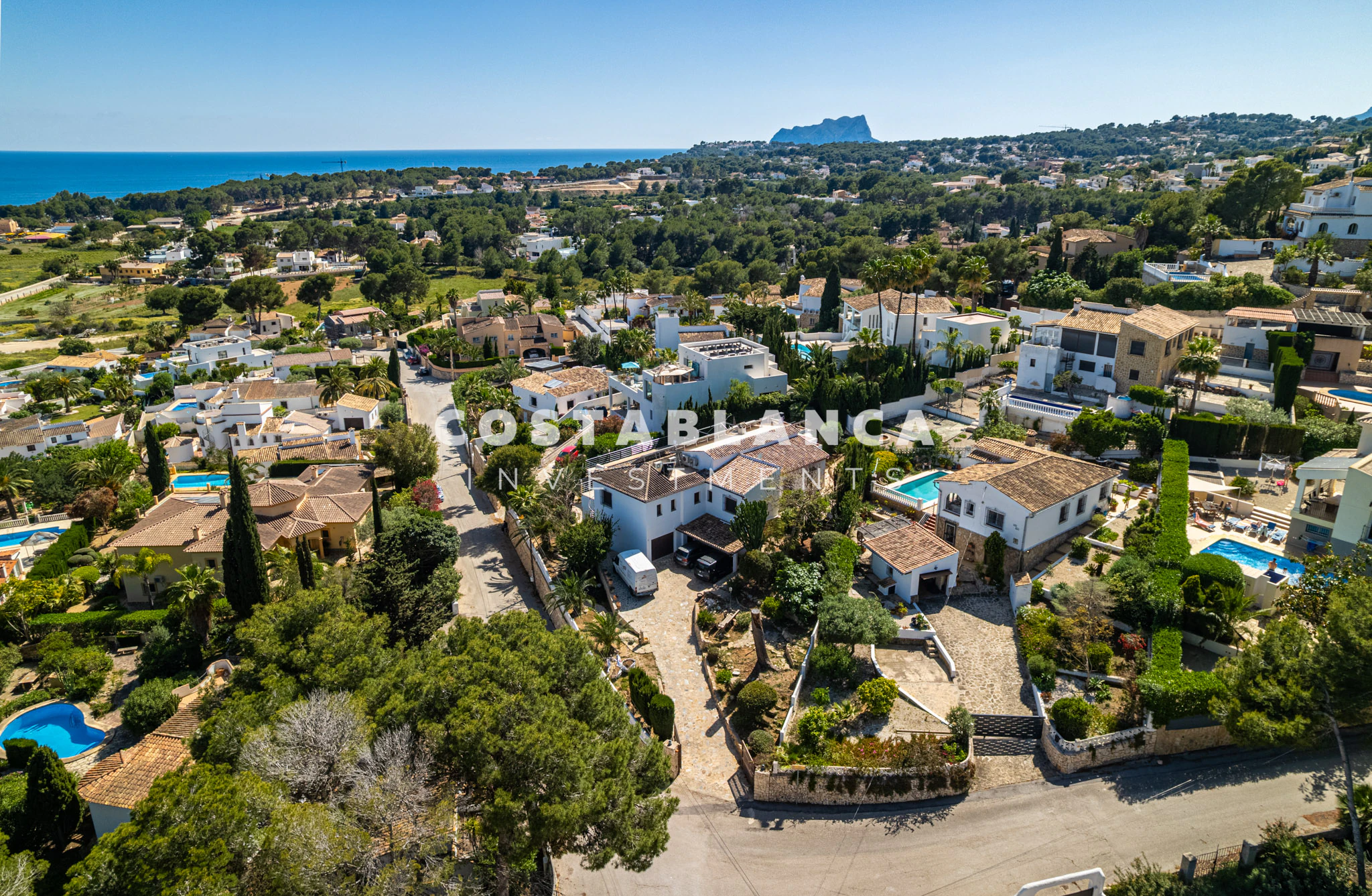 Współczesna willa w stylu śródziemnomorskim z podgrzewanym basenem i otwartymi widokami na sprzedaż w Moraira