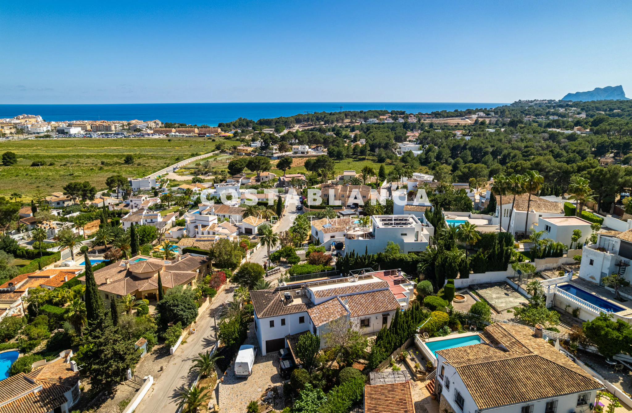 Współczesna willa w stylu śródziemnomorskim z podgrzewanym basenem i otwartymi widokami na sprzedaż w Moraira