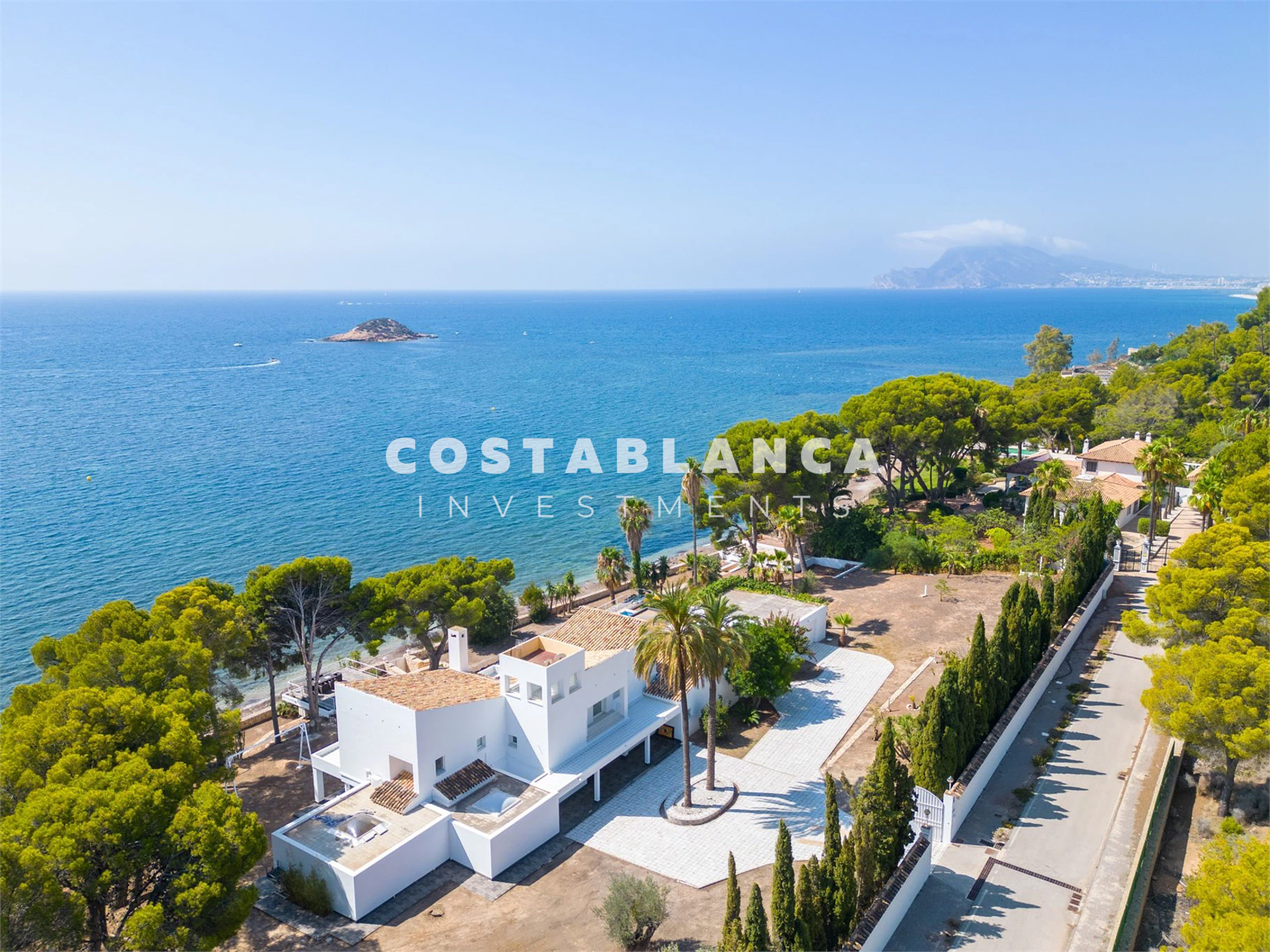 Villa en primera línea de playa con acceso privado a la playa en venta en Altea