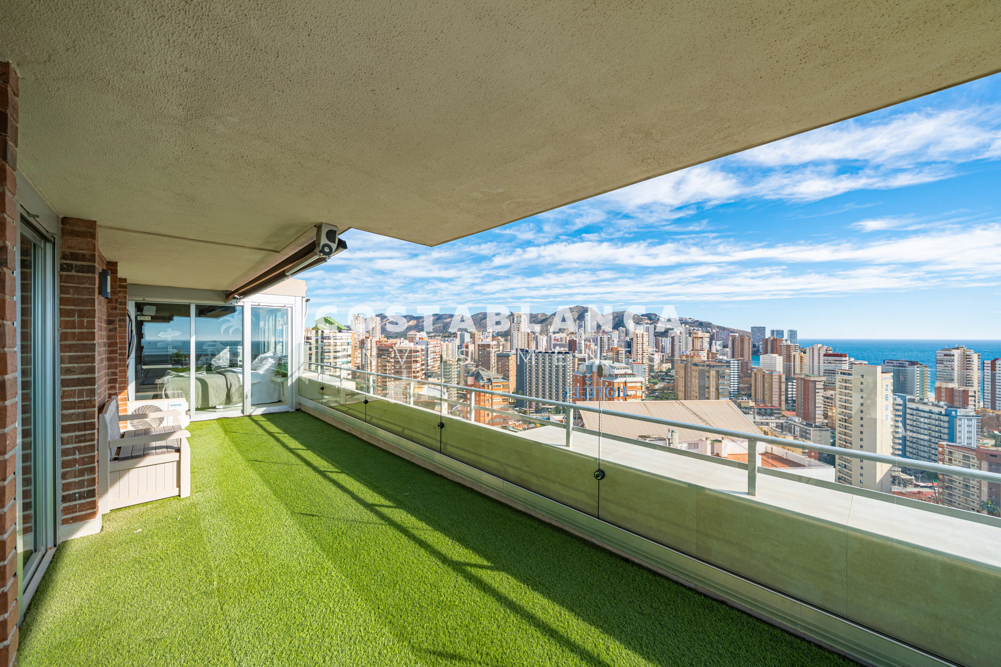 Ático de lujo cerca de las playas de Levante y Poniente en Benidorm con vistas panorámicas
