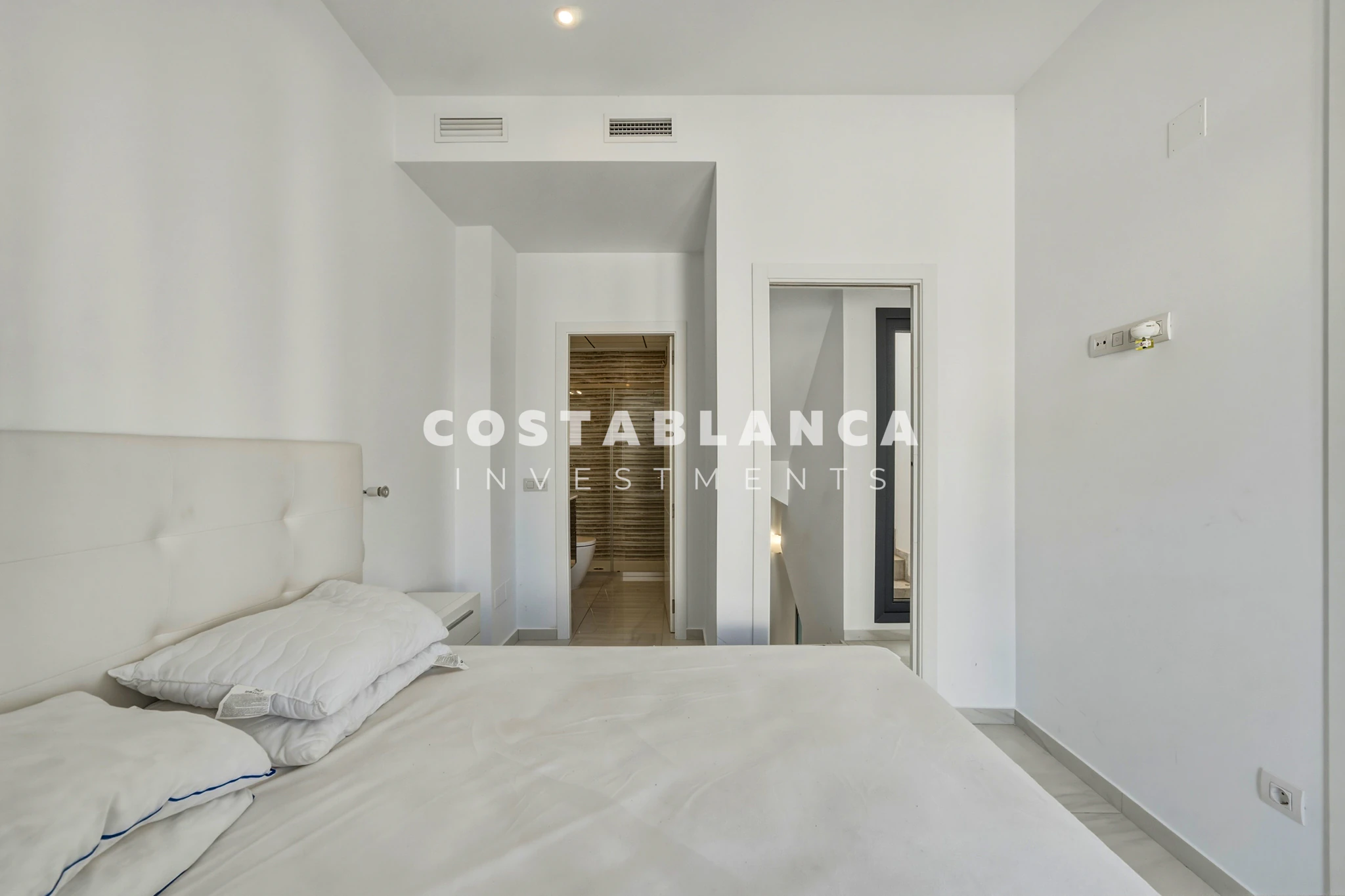 Modern Semi-Detached Villa with Communal Pool for sale in Polop