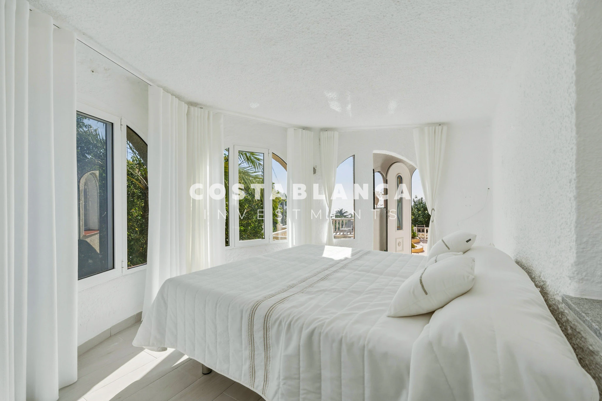 Villa Mediterránea con Vistas Icónicas al Peñón de Ifach y Piscina Privada en venta en Calpe.