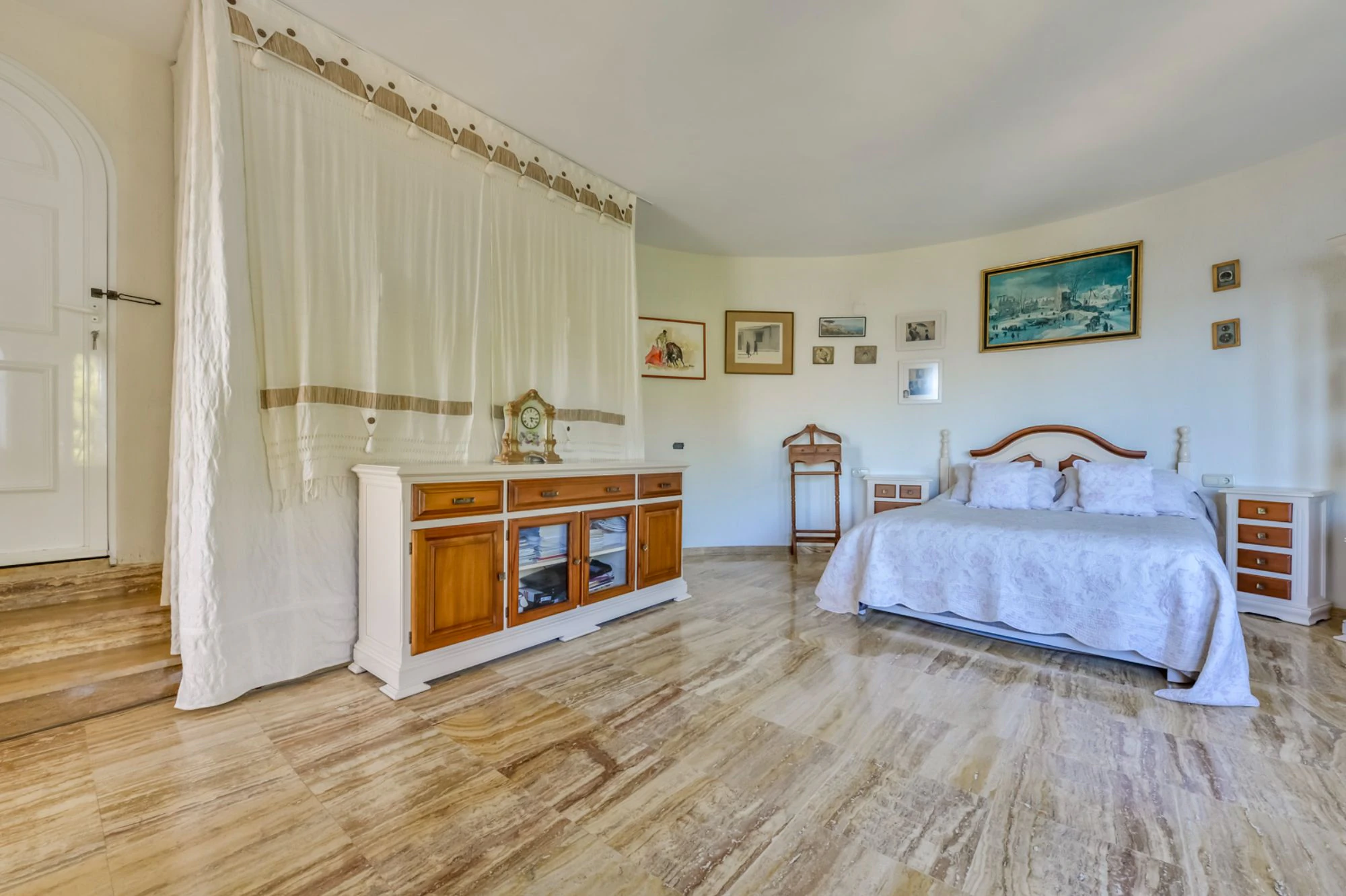 ELEGANCKA WILLA W STYLU HISZPAŃSKIM NA SPRZEDAŻ W ALTEA Z PANORAMICZNYM WIDOKIEM NA MORZE I APARTAMENTEM DLA GOŚCI W MASCARAT