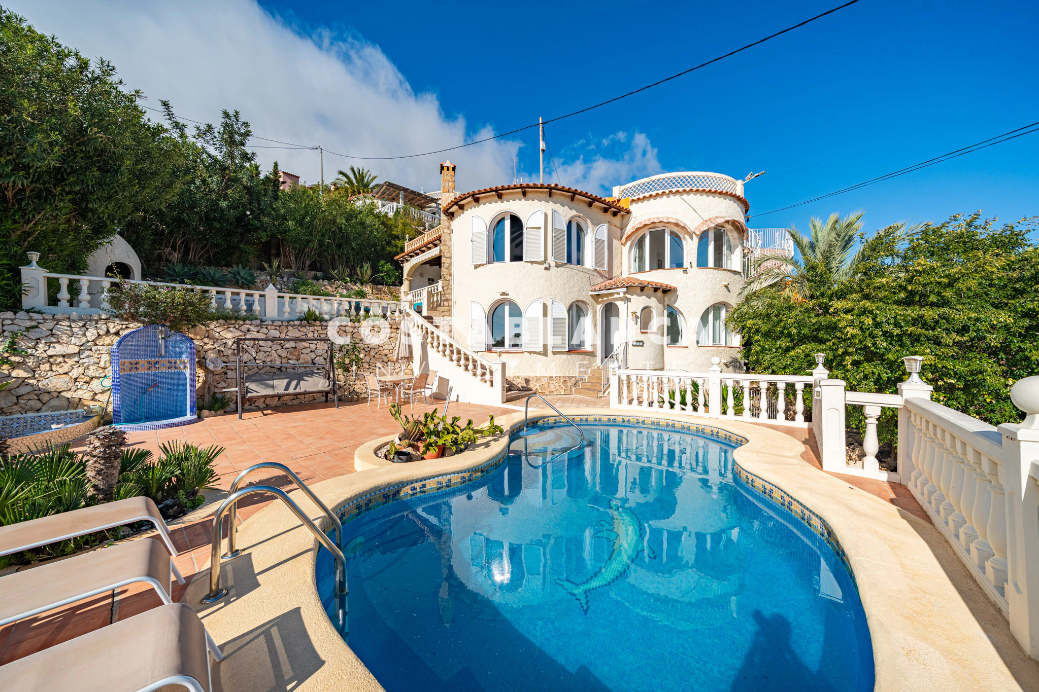 Villa Mediterránea con Vistas Icónicas al Peñón de Ifach y Piscina Privada en venta en Calpe.