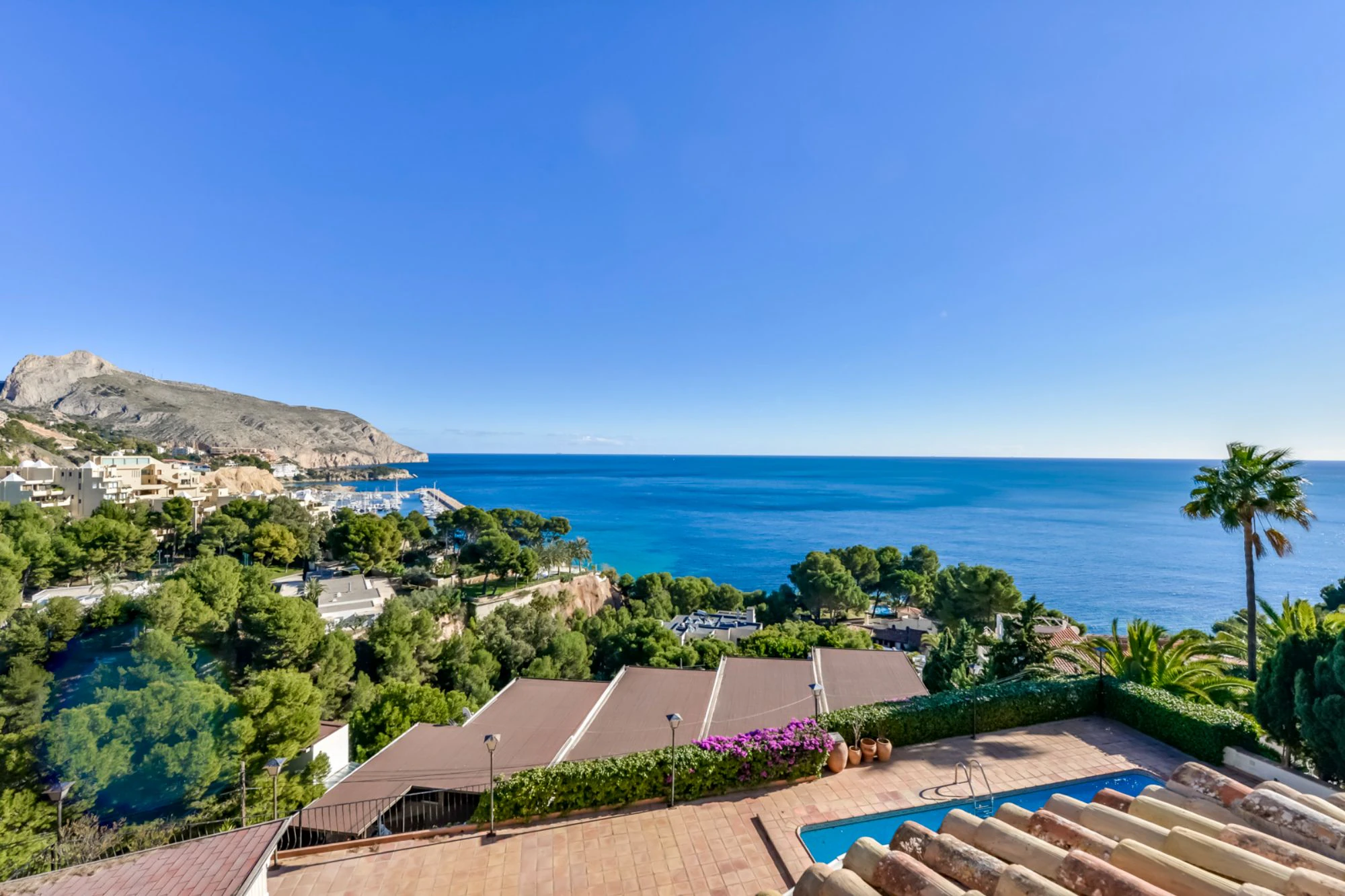 ELEGANCKA WILLA W STYLU HISZPAŃSKIM NA SPRZEDAŻ W ALTEA Z PANORAMICZNYM WIDOKIEM NA MORZE I APARTAMENTEM DLA GOŚCI W MASCARAT