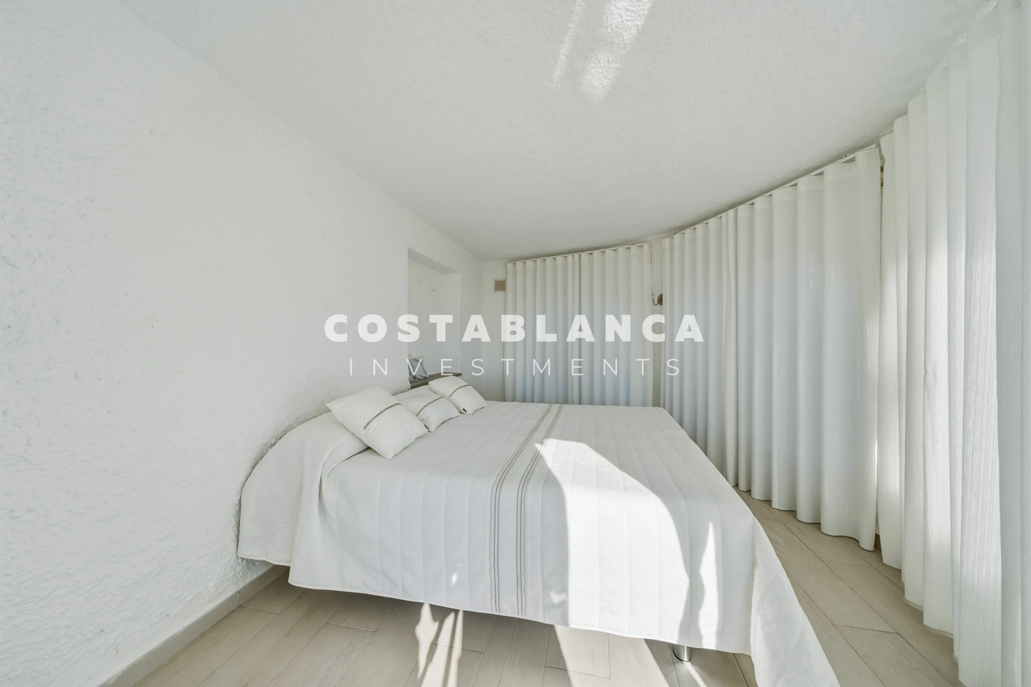 Villa Mediterránea con Vistas Icónicas al Peñón de Ifach y Piscina Privada en venta en Calpe.