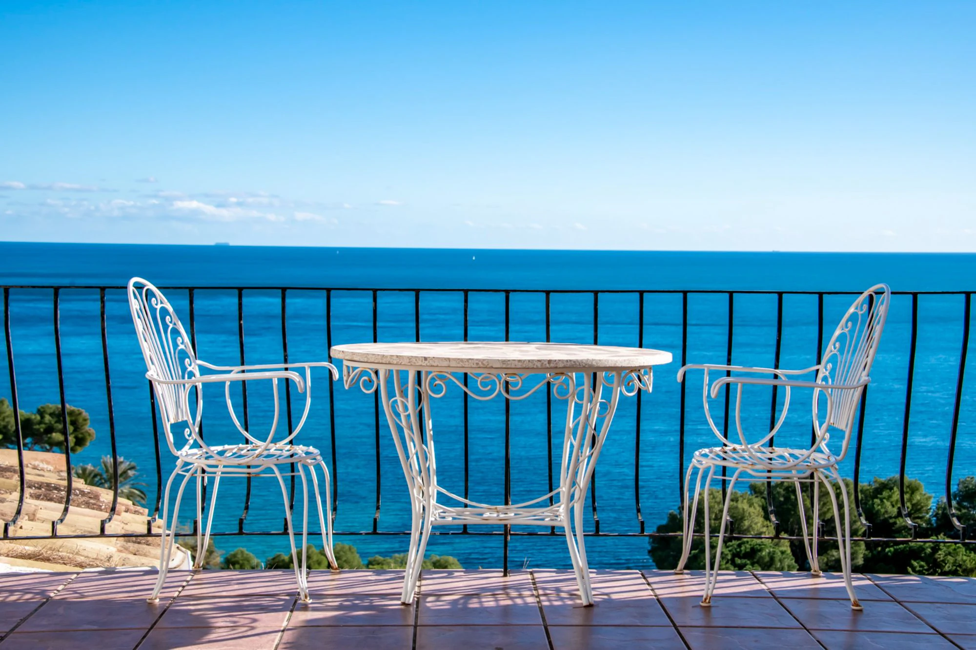ELEGANCKA WILLA W STYLU HISZPAŃSKIM NA SPRZEDAŻ W ALTEA Z PANORAMICZNYM WIDOKIEM NA MORZE I APARTAMENTEM DLA GOŚCI W MASCARAT