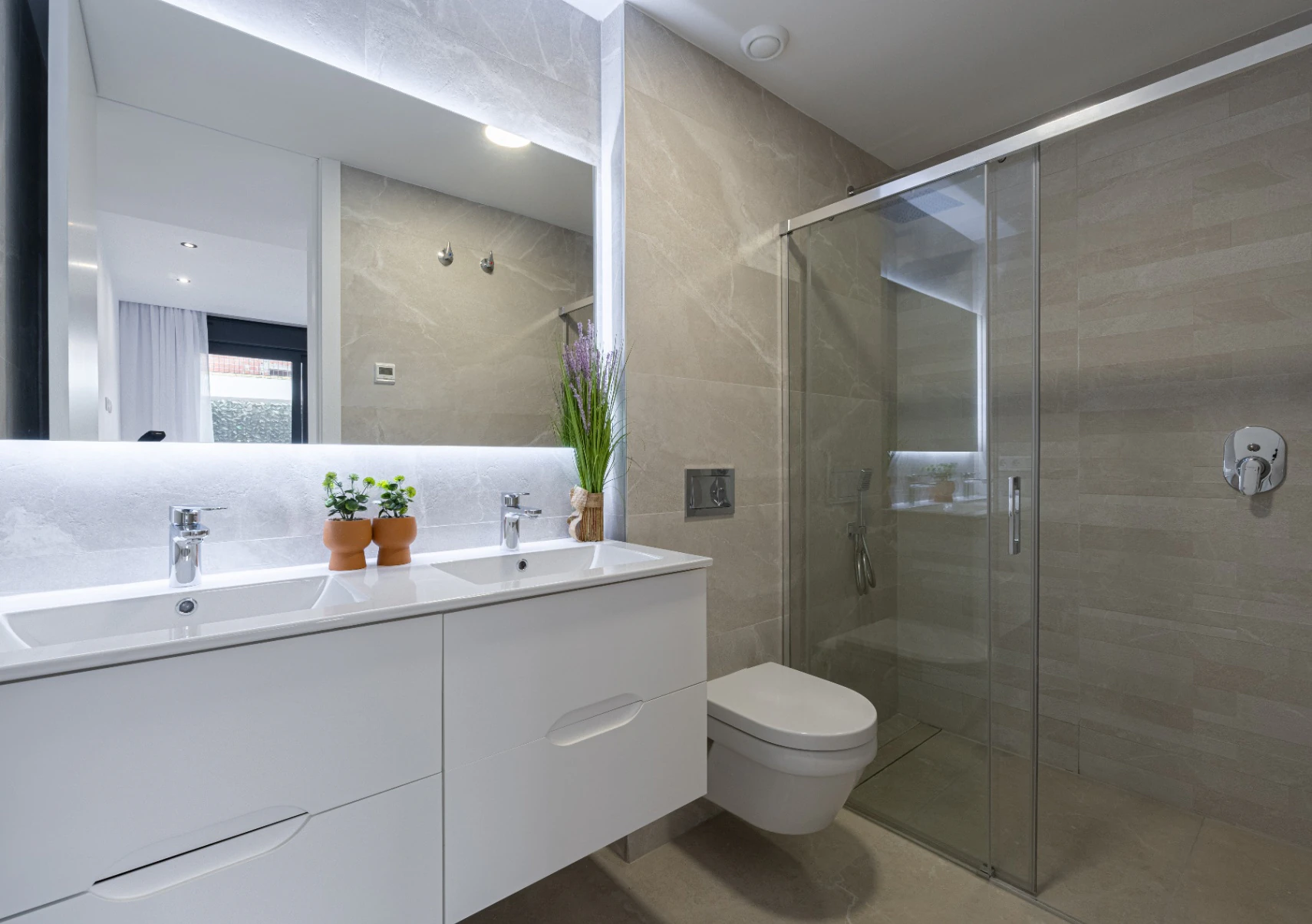 Nowo wybudowany nowoczesny apartament na sprzedaż w Finestrat z basenem bez krawędzi