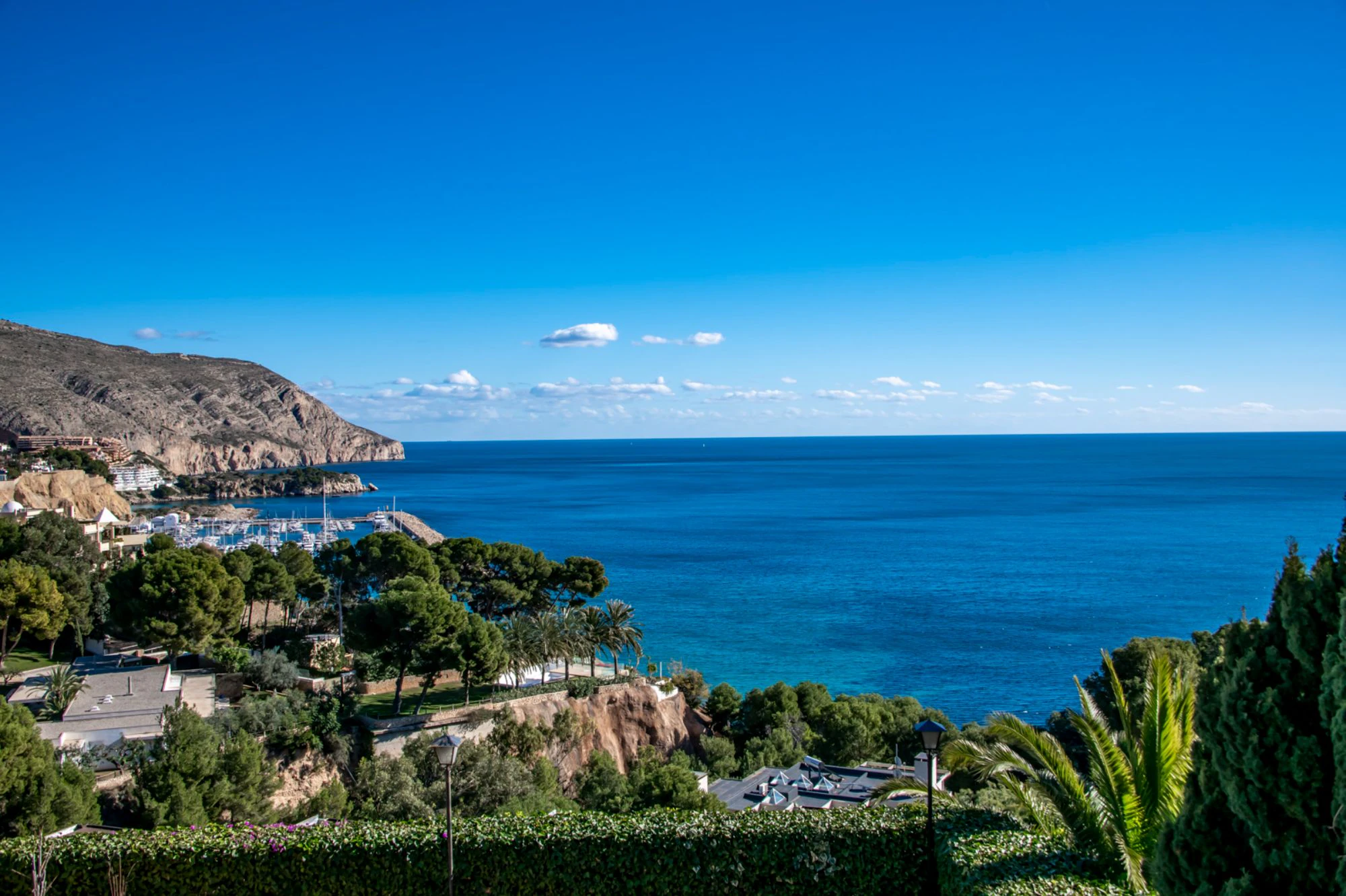 ELEGANCKA WILLA W STYLU HISZPAŃSKIM NA SPRZEDAŻ W ALTEA Z PANORAMICZNYM WIDOKIEM NA MORZE I APARTAMENTEM DLA GOŚCI W MASCARAT