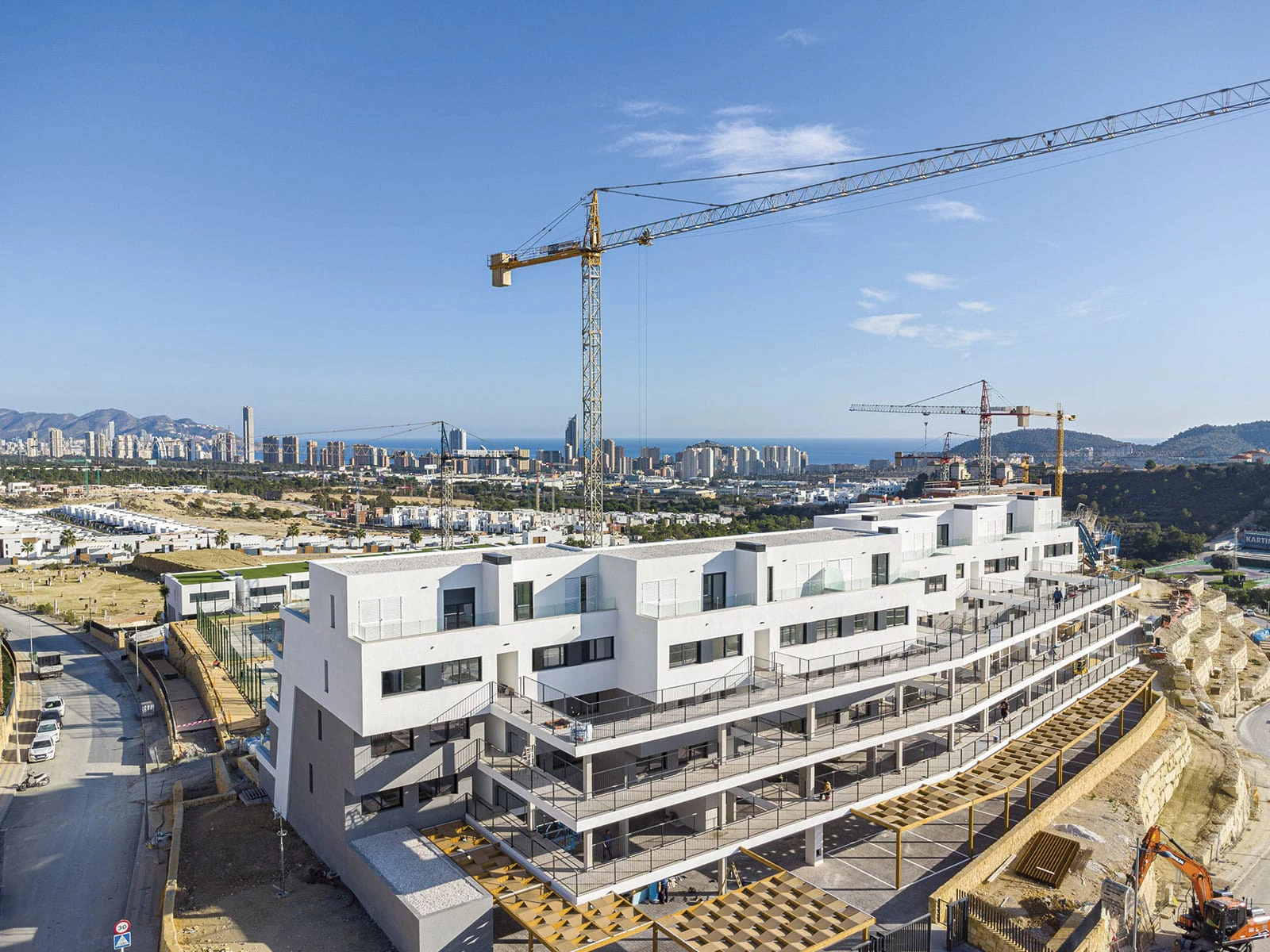 Nowo wybudowany nowoczesny apartament na sprzedaż w Finestrat z basenem bez krawędzi