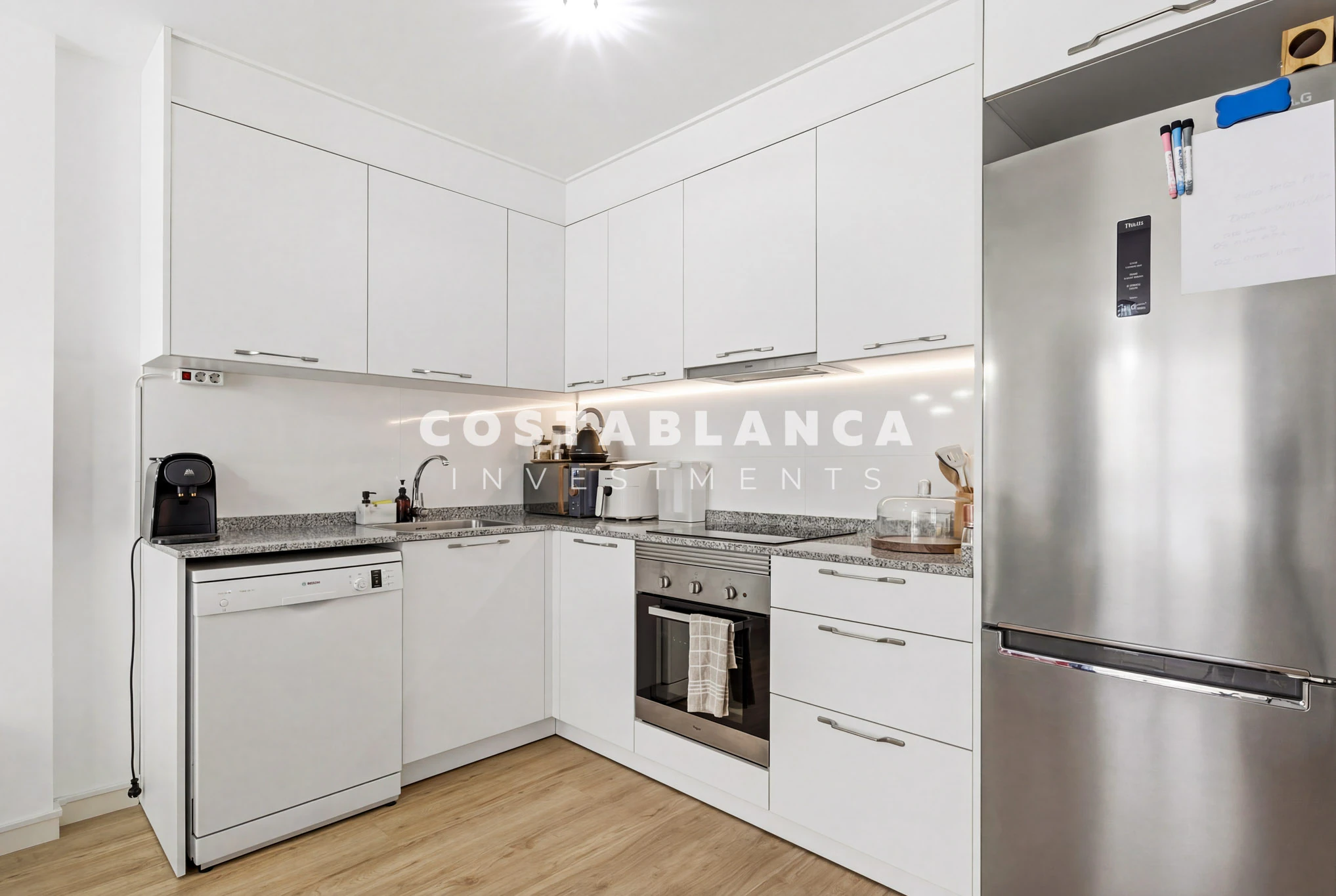 Moderne Wohnung zu verkaufen in Benidorm Poniente mit Pool und hoher Mietrendite.